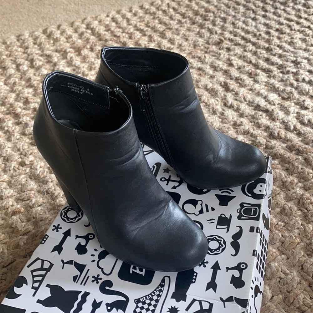 Bamboo black leather size 8 booties